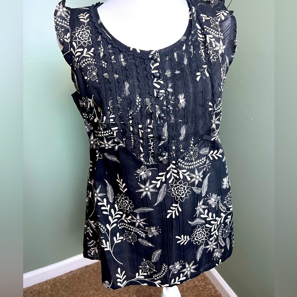 Loft petites black top and white floral print size 6p.